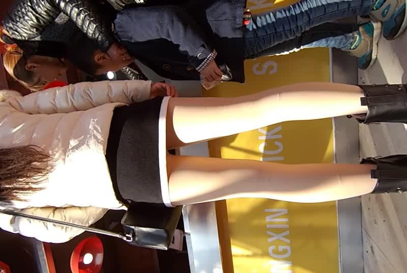 抄底烤肉攤前憨吃肉串長腿妹子裙底溝溝好誘惑哦