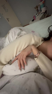 人間白月光 初戀般的感覺 上學時期的暗戀對象 身材好 皮膚白