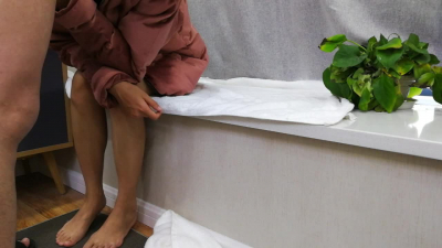 大冷天也擋不住老婆約炮的決心，穿着羽絨服又出去找單男了