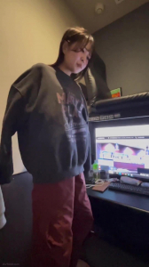 網吧咖啡廳極品良家舌釘女孩！和男友她那充滿肉欲的身體想必會讓許多人感