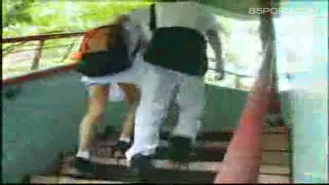 香港同學公園裏玩到樓梯間 