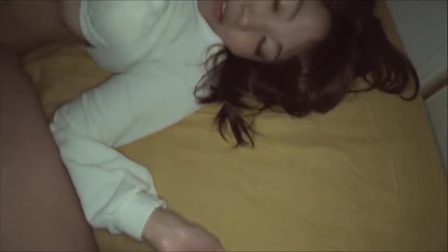 逼逼粉嫩的美女大學生約會網友被迷倒無套內射一穴白漿 