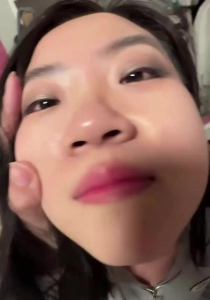 公司前台小美女與同事偷情被調教的眼神迷離騷媚