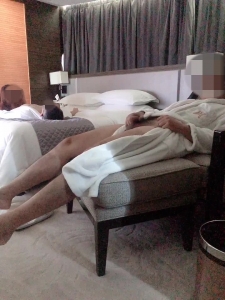 綠奴跟老婆一起爲單男舔雞巴 03-02