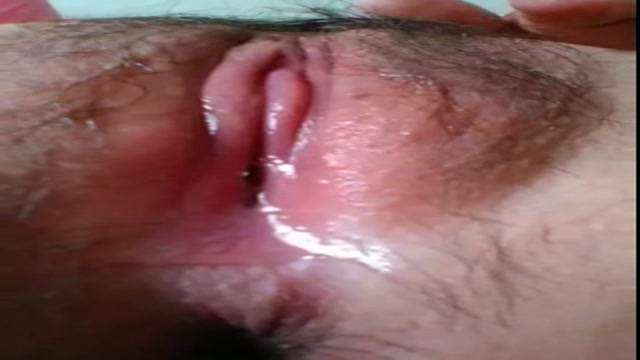 美眉自慰流出芬芳淫水 