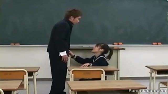 同學妹在課室溫習成人教育 