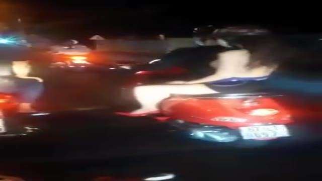 玩太嗨！機車正妹深夜狂歡 露奶尖叫當眾表演扒內褲 