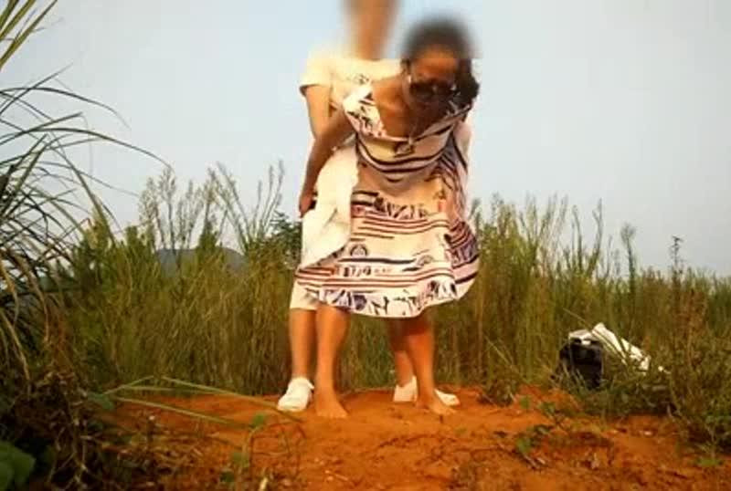 情侶野外打炮自拍背後位狂入野砲就是刺激又興奮
