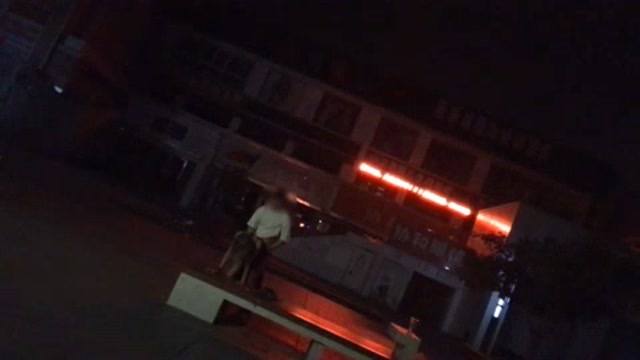 深夜馬路邊露出做愛 小騷貨害羞反抗不要