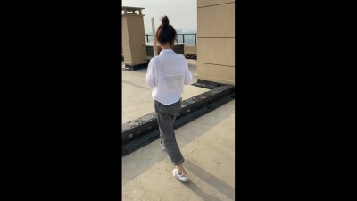 老公突然電話查崗,少婦跟我天台野戰下半部（真實良家少婦）