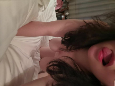 說服南京D奶女友第一次3P