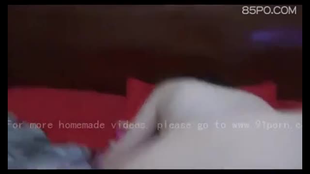 36歲少婦偷情自拍還露臉 
