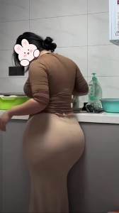 偷情坦克肥臀嫂子，這巨臀每次撞擊都會顫抖，碩大的肥臀堪比肩寬！