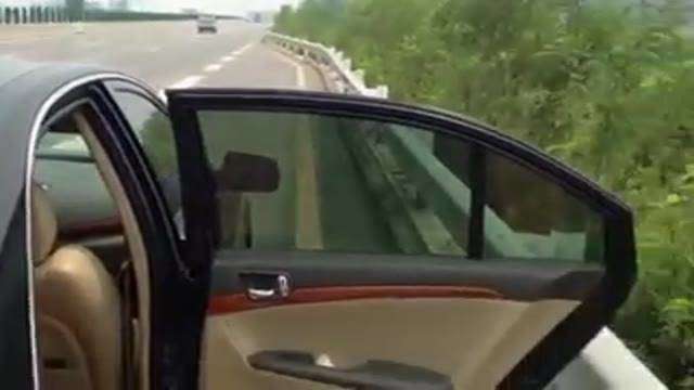 高速公路上演活春宮 