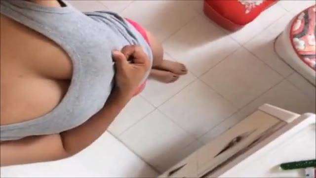 厕所女友手机自拍 