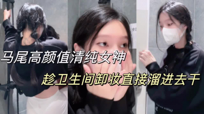 後頸部的小紋身清純中更帶一絲妩媚。後續已更