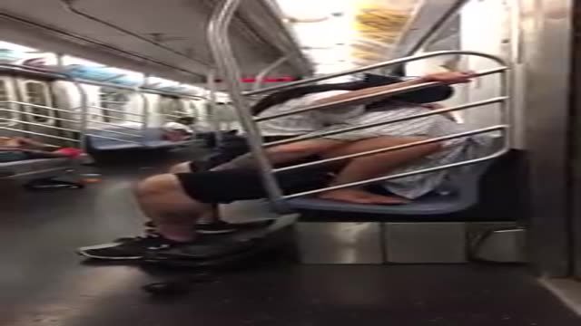 洋基輸了 女球迷地鐵像男友取暖 