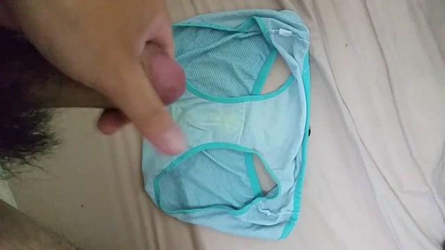 讓妹妹的藍色小褲褲染上我的味道