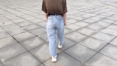 塞跳蛋上街，少婦被震的濕透内褲