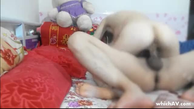 剛結婚不久的白嫩表妹趁老公不在家約我去操B，還讓我用手機拍攝,真是太騷了！！