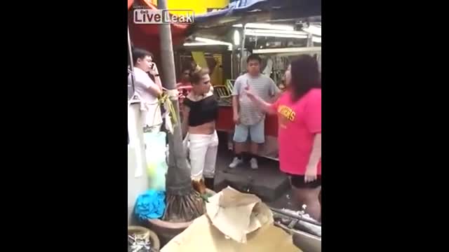 當街脫衣露乳咆哮店員全都錄 