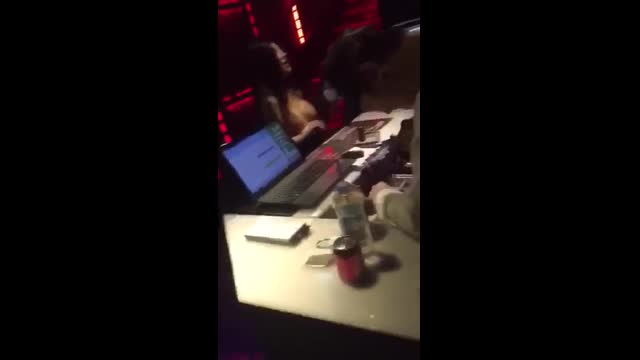 為進夜店 辣妹對櫃台露奶 