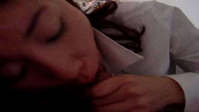 老婆踢我口交 