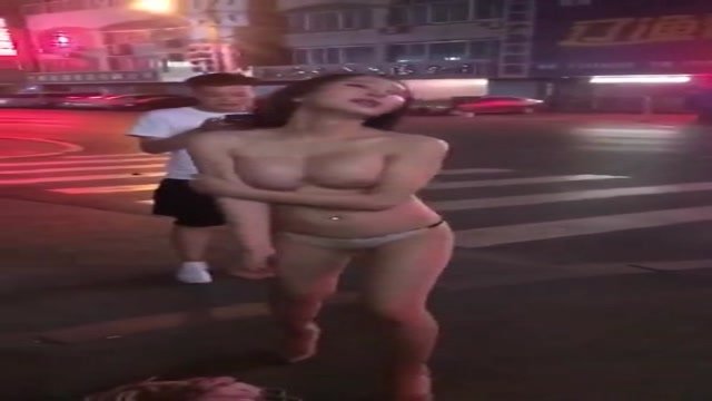 知名網紅 酒後玩裸 