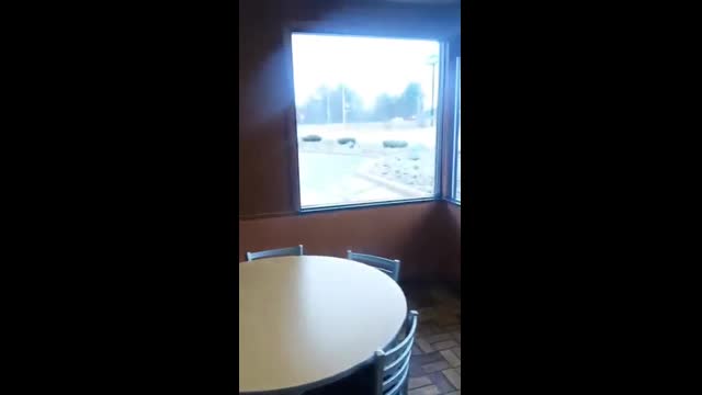 麥當勞賣起海鮮了？女女速食店「快速止飢」用餐區露出無毛嫩肉：一定很多汁 