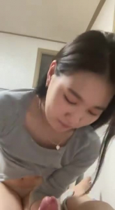 一臉嬌羞的少婦，看着就很有尻她的欲望