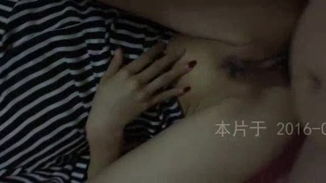 边被我大JB干，边自己脱衣服还说好舒服 