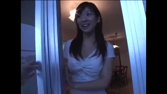 趁丈夫洗澡人妻偷情做愛 