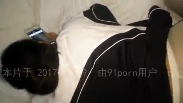 [大陸A片]一边操，一边要求学生妹给她男朋友打电话 - www.sese.life 