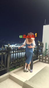 禦姐陽台做愛，被人發現落荒而逃