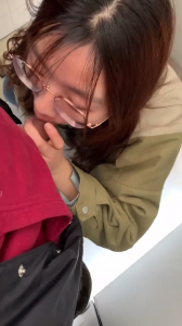下課了女友跑廁所裏吃雞吃完了穿上大魚網在教學樓裏幹