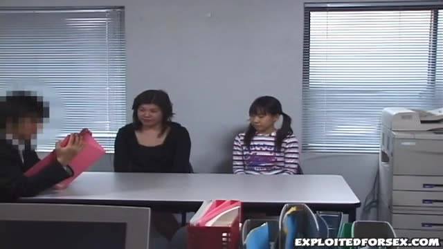 為了女兒的成績，母女只好用身體賄絡老師 