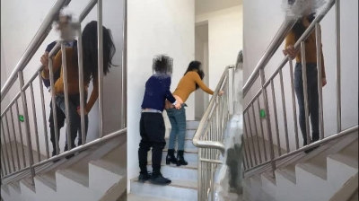 樓梯後入翹臀萌妹子，她說就喜歡刺激的，後入爽歪歪