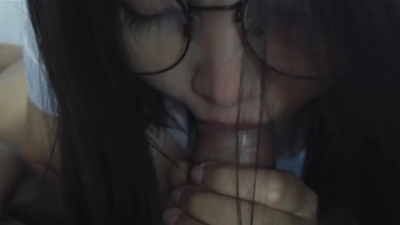 露臉，呻吟，戴眼鏡的騷同事背着老公在她家偷情