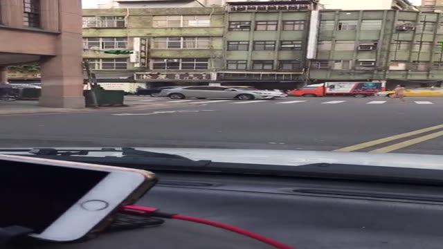 光著身子在馬路上 