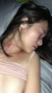 河南極品美女無套幹炮，肉棒插得淫穴好多水水，太濕了真是舒服極了