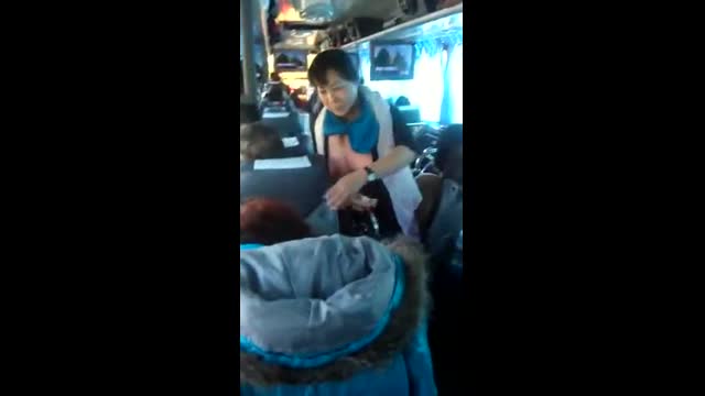 客運大媽露兩粒與大家相見並幫大家到茶做服務 
