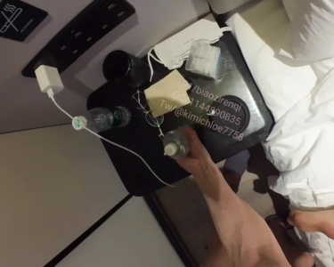 老婆說就喜歡我雞巴套着她和别人操過的絲襪幹她。這樣刺激是嗎？