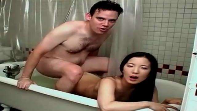 华裔美女和外国男友浴室性爱 