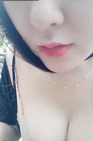 白嫩豪乳極品美女戶外涼亭碰到個老司機上來就給舔逼