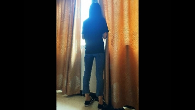 少婦窗口看老公有沒有回家,真實刺激偷情