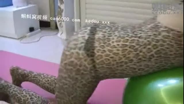 對白淫蕩的母子亂倫媽媽漏臉了趴著健身球啪啪高清無水_(new)