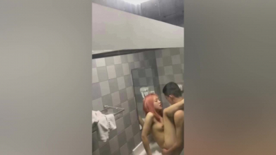 女友跟兄弟在廁所搞起來了