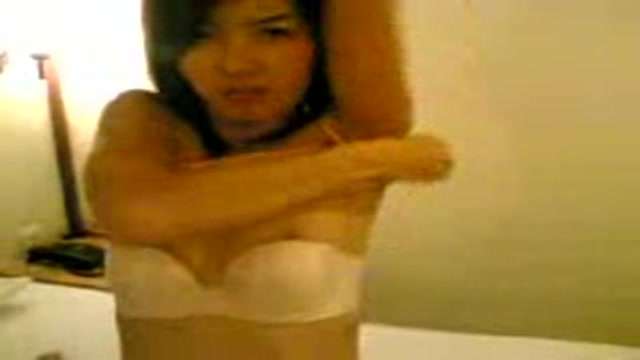 美女主动脱衣誘惑男友 