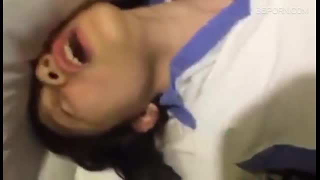 穿着校服的妹子被小男友操的哇哇叫，濃濃的精液全射在臉上