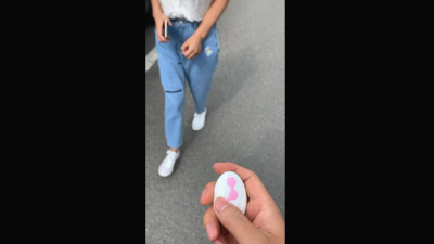 塞着跳蛋去各種逛！點贊三百發更多震動潮噴